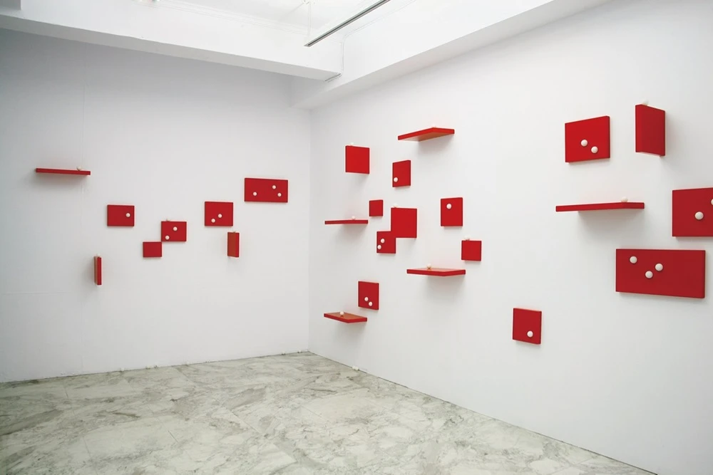 陳慧嶠，《跌落的聲音Ⅱ》，2006，乒乓球、烤漆、鐵板，42件一組。-圖片